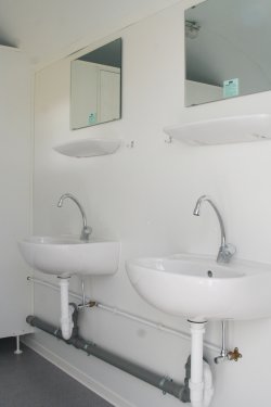 <br>Porzellan-Handwaschbecken, Spiegel mit Ablage.