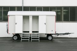 <h5>WEIRO® Toilettenwagen SOLID</h5>mit 5 m Aufbaulänge, 25 km/h, mit DIN-Zugöse.
