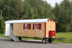 WEIRO® Waldkindergarten-Bauwagen mit 8 m Aufbaulänge, Dachüberstand und Propangasheizung.