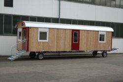 WEIRO® Waldkindergarten-Bauwagen mit 9 m Aufbaulänge, mit KSt.-Drehkippfenstern mit Rolladen und verglasten Türen.