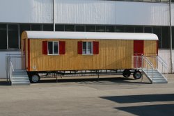 WEIRO® Waldkindergarten-Bauwagen mit 9 m Aufbaulänge und separatem Notausgang.