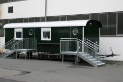 <h5>WEIRO® Waldkindergarten-Bauwagen</h5> mit 9 m Aufbaulänge, Dachüberstand, Gerätekiste, Kst.-Fenster und separatem Geräte- und Toilettenraum.