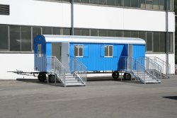 <h5>WEIRO® forest kindergarten trailer</h5>with 8 m long body, painted blue, with additional emergency exit and separate toilet compartment.