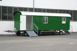 <h5>WEIRO® forest kindergarten trailer</h5>with 8 m body length, roof overhang, separate storage room, and equipment box under the chassis.