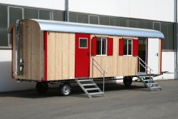 WEIRO® forest kindergarten trailer, 8 m body length, roof overhang and wood-burning stove with stainless steel chimney, entry door with glass window and separate emergency exit.
