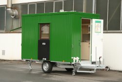 <h5>WEIRO® Münchehof 350</h5>with outer sheet metal paneling and ball hitch, entry from the front via a platform.