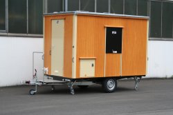 <h5>WEIRO® Münchehof 350</h5>with outer wood paneling and ball hitch, entry from the front via a platform.