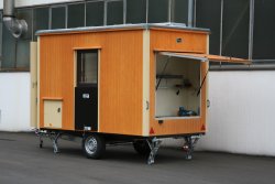 <h5>WEIRO® Münchehof 350</h5>with outer wood paneling and ball hitch, overhead workshop door