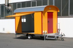<h5>WEIRO® sales trailer</h5>with 3.50 m body length, outer paneling made of galvanized, painted profile sheet steel, overhead door on side that reaches down to the floor, and entryway over the drawbar.
