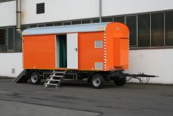 <h5>WEIRO® RASANT</h5>two axle with a body length of 7 m, DIN drawbar eye and compressed air brakes, with personnel and equipment compartment, custom paint.