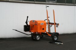 <h5>WEIRO® MS 80 A</h5>barrel spraying machine trailer version for processing asphalt emulsions and adhesives directly out of the barrel with motor-driven binder pump. The max. permissible transport speed with a full barrel is 80 km/h.