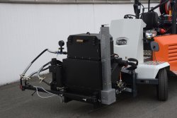 <br>Option: Front end mounting device with quick-release plate, shown here with the spray module KSM 100 for sealing the longitudinal joints and seams in multi-lane asphalt road construction with suitable hot bitumen materials. Also hydraulic sweepers for pre-cleaning the road surfaces can be operated on this front-end mounting plate. <br><p1>The machine shown here contains special equipment.