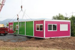 <h5>WEIRO® Container</h5>zu einer Bürocontaineranlage gekoppelt, mehrfarbig lackiert.