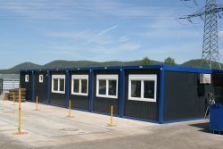 <h5>WEIRO® Container Typ C 60</h5>
Gekoppelt, als Baucontaineranlage mit Büro- und Sanitärräumen in individueller Lackierung
