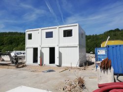 <h5>WEIRO® Container Typ C 60</h5>
als gekoppelte und gestapelte Bürocontaineranlage während der Montage
