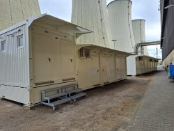 <h5>WEIRO® Container Typ C 60</h5>
als Sanitärcontainer auf Abwassertank neben weiteren Küchen- Büro- und Personalcontainern, mit Vordach