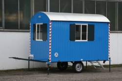 <h5>WEIRO® SINUS Typ A 21</h5>mit 3,50 m Aufbaulänge, LKW-Zugöse, mit Sonderlackierung und zweitem Schiebefenster.