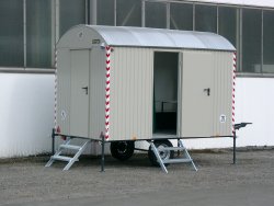 <h5>WEIRO® SINUS Typ A 21</h5>mit 3,50 m Aufbaulänge, LKW-Zugöse, mit Personal- und Geräteabteil.