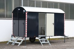 <h5>WEIRO® SINUS Typ B 32</h5>mit 4 m Aufbaulänge, Kugelkupplung, Sonderlackierung, mit Personal-, Toiletten- und Geräteabteil.