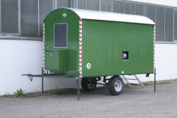 <h5>WEIRO® SINUS Typ A 21 </h5>  mit 3,50 m Aufbaulänge, LKW-Zugöse, mit Sonderlackierung, Propangasheizung und Sonderbereifung.