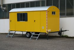 <h5>WEIRO® SINUS Typ A 41 </h5> mit 5 m Aufbaulänge, LKW-Zugöse, mit Sonderlackierung, Personal- und separatem Sanitärraum