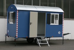 <h5>WEIRO® SINUS Typ A 31 </h5> mit 4 m Aufbaulänge, LKW-Zugöse, mit Sonderlackierung und als Personal- und Büroraum