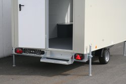 <br>Einhängbare, verzinkte Trittstufe.