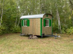 <h5>weiroJAGDWAGEN</h5>mit 3,5 m Aufbaulänge, Dachüberstand, Holz- Außenverkleidung, Ofenecke 
