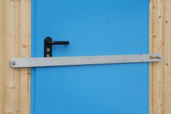 Einbruchschutz: Flacheisen-Einbruchsicherung vor der Tür. 	 Einbruchschutz: Flacheisen-Einbruchsicherung vor der Tür.