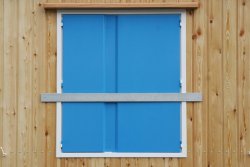 Einbruchschutz: Flacheisen-Einbruchsicherung vor den Fensterklappen. 	 Einbruchschutz: Flacheisen-Einbruchsicherung vor den Fensterklappen.