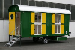 WEIRO® SOLID mit 5 m Aufbaulänge, Zugöse, Dachüberstand, Gerätekasten, Tür mit rundem Glasausschnitt, Treppe mit Handlauf und zahlreichen KSt.-Schiebefenstern übereinander angeordnet, individuelle Lackierung.