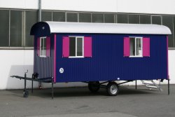 WEIRO® SOLID mit 6 m Aufbaulänge, Zugöse, Stützrad, Dachüberstand, KSt.-Schiebefenstern und individuelle Lackierung.