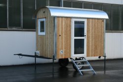 WEIRO® SOLID mit 3 m Aufbaulänge, Zugöse, Dachübersand, KSt.-Drehkippfenster und KSt.-Tür jeweils mit Isolierverglasung.