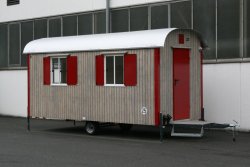 WEIRO® SOLID mit 5 m Aufbaulänge, Kugelkupplung, kleine Räder, Einstiegspodest über der Zugdeichsel, Dachüberstand. Tür, Eckprofile und Fensterklappen in individueller Lackierung. 	 WEIRO® SOLID mit 5 m Aufbaulänge, Kugelkupplung, kleine Räder, Einstiegsp