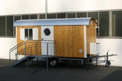 WEIRO® SOLID mit 5 m Aufbaulänge, Zugöse, Stützrad, Dachüberstand, Treppe mit Podest und Handlauf. Tür mit „Bullauge“, Eckprofile und Fensterklappen in individueller Lackierung. 	 WEIRO® SOLID mit 5 m Aufbaulänge, Zugöse, Stützrad, Dachüberstand, Treppe m