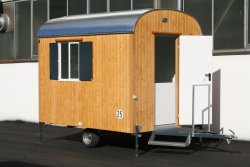 WEIRO® SOLID mit 3 m Aufbaulänge, Kugelkupplung, kleine Räder, Einstiegspodest über der Zugdeichsel, halbhohe Innentür. 	 WEIRO® SOLID mit 3 m Aufbaulänge, Kugelkupplung, kleine Räder, Einstiegspodest über der Zugdeichsel, halbhohe Innentür.