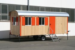 WEIRO® SOLID mit 6 m Aufbaulänge, Zugöse, Dachüberstand, Treppe mit Handlauf. Tür, Eckprofile und Fensterklappen in individueller Lackierung.