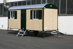 WEIRO® SINUS mit 5 m Aufbaulänge, Kugelkupplung. Tür, Eckprofile und Fensterklappen farblich abgesetzt.