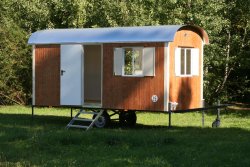 WEIRO® SOLID mit 5 m Aufbaulänge, Zugöse, Stützrad, Dachüberstand. Tür, Eckprofile und Fensterklappen in individueller Lackierung.
