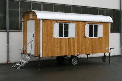 WEIRO® SOLID mit 5 m Aufbaulänge, Zugöse, Stützrad, Dachüberstand, Treppe mit Handlauf. Tür, Eckprofile und Fensterklappen in individueller Lackierung.