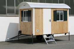WEIRO® SINUS mit 3,5 m Aufbaulänge, Kugelkupplung, Dachüberstand. Tür, Eckprofile und Fensterklappen individuell farblich abgesetzt.