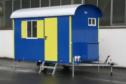 WEIRO® RASANT mit 3,50 m Aufbaulänge, verzinktes Fahrgestell, Kugelkupplung, Dachüberstand, Gasflaschenkasten, Propangasheizung, KSt.-Schiebefenstern. Individuelle Lackierung von Eckprofilen, Tür und Fensterläden. 	 WEIRO® RASANT mit 3,50 m Aufbaulänge, v
