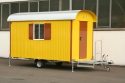 WEIRO® RASANT mit 5 m Aufbaulänge, verzinktes Fahrgestell, Kugelkupplung, Dachüberstand, Podest über Zugdeichsel, KSt.-Schiebefenstern. Individuelle Lackierung von Eckprofilen, Tür und Fensterläden. 	 WEIRO® RASANT mit 5 m Aufbaulänge, verzinktes Fahrgest