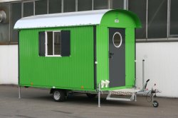 WEIRO® RASANT mit 3,50 m Aufbaulänge, verzinktes Fahrgestell, Kugelkupplung, Dachüberstand, Podest über Zugdeichsel, Tür mit Bullauge, KSt.-Schiebefenster. Individuelle Lackierung von Eckprofilen, Tür und Fensterläden. 	 WEIRO® RASANT mit 3,50 m Aufbaulän