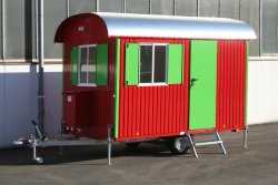 WEIRO® RASANT mit 3,50 m Aufbaulänge, verzinktes Fahrgestell, Kugelkupplung, Dachüberstand, KSt.-Schiebefenstern. Individuelle Lackierung von Eckprofilen, Tür und Fensterläden. 	 WEIRO® RASANT mit 3,50 m Aufbaulänge, verzinktes Fahrgestell, Kugelkupplung,