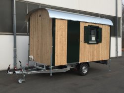WEIRO® RASANT mit 4 m Aufbaulänge, verzinktes Fahrgestell, Kugelkupplung, Dachüberstand, Holz-Drehkippfenster mit Schiebeladen. Individuelle Lackierung von Eckprofilen und Tür. 	 WEIRO® RASANT mit 4 m Aufbaulänge, verzinktes Fahrgestell, Kugelkupplung, Da