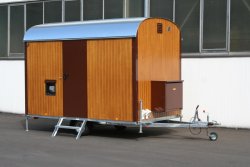 WEIRO® RASANT mit 3,50 m Aufbaulänge, verzinktes Fahrgestell, Kugelkupplung, Holz-Drehkippfenster mit Schiebeladen, Propangasheizung. Individuelle Lackierung von Eckprofilen und Tür. 	 WEIRO® RASANT mit 3,50 m Aufbaulänge, verzinktes Fahrgestell, Kugelkup