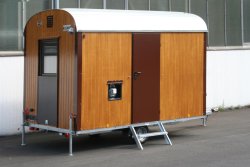 WEIRO® RASANT mit 3,50 m Aufbaulänge, verzinktes Fahrgestell, Kugelkupplung, Holz-Drehkippfenster mit Schiebeladen, Propangasheizung. Individuelle Lackierung von Eckprofilen und Tür.