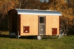 WEIRO® RASANT mit 4,50 m Aufbaulänge, verzinktes Fahrgestell, Kugelkupplung, Dachüberstand, Holz-Drehkippfenster mit Schiebeladen. Individuelle Lackierung von Eckprofilen und Tür. 	 WEIRO® RASANT mit 4,50 m Aufbaulänge, verzinktes Fahrgestell, Kugelkupplu