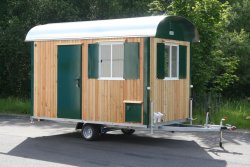 WEIRO® RASANT mit 3,50 m Aufbaulänge, verzinktes Fahrgestell, Kugelkupplung, KSt.-Schiebefenster. Individuelle Lackierung von Eckprofilen, Tür und Fensterläden. 	 WEIRO® RASANT mit 3,50 m Aufbaulänge, verzinktes Fahrgestell, Kugelkupplung, KSt.-Schiebefen